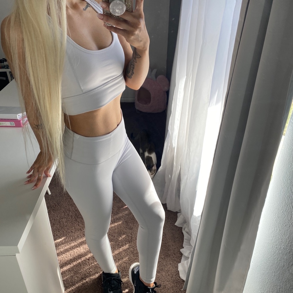 Light gray/silver workout set